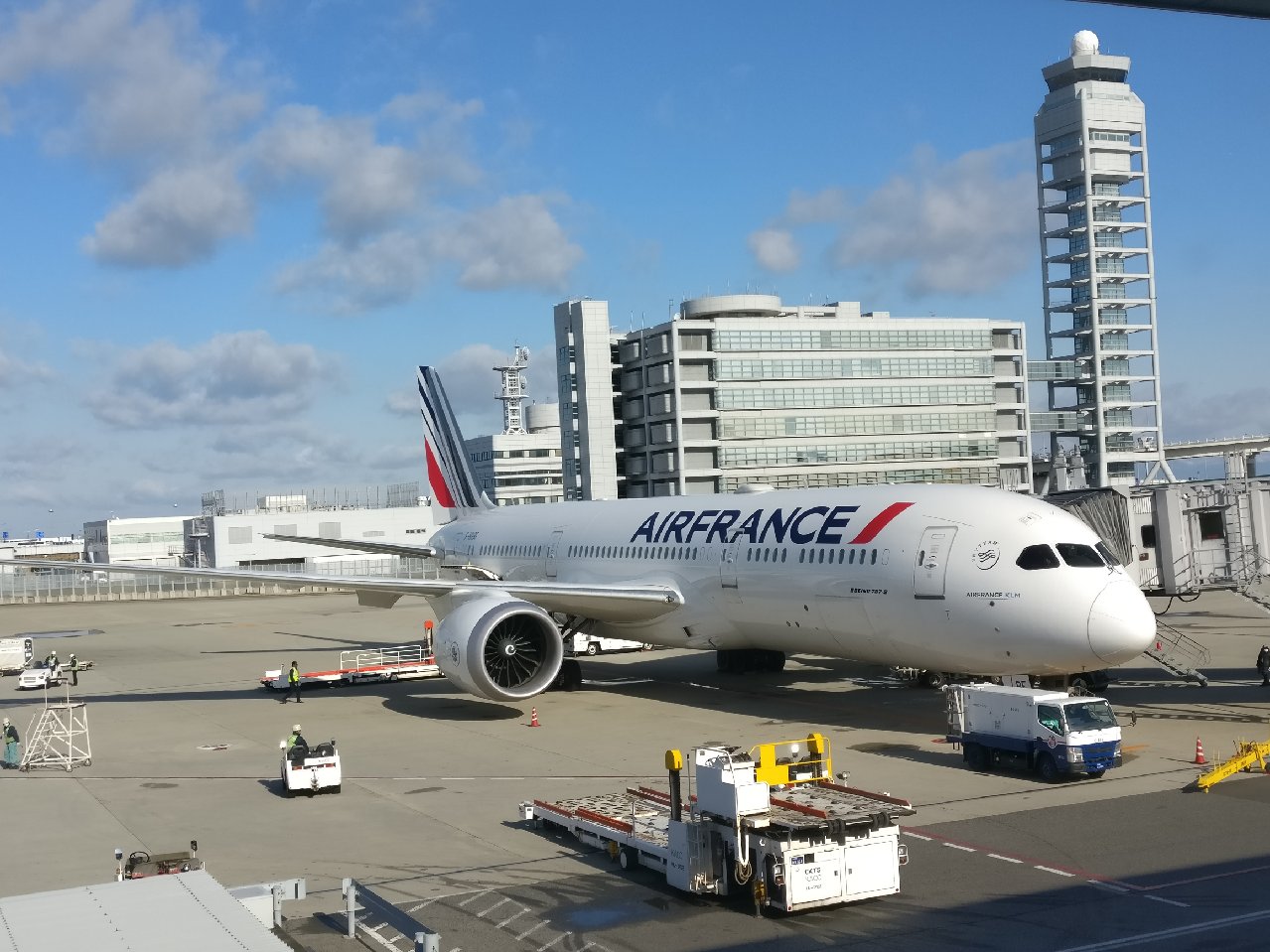 Air France: Economy Class trip review Kansai to Paris SKYTRAX